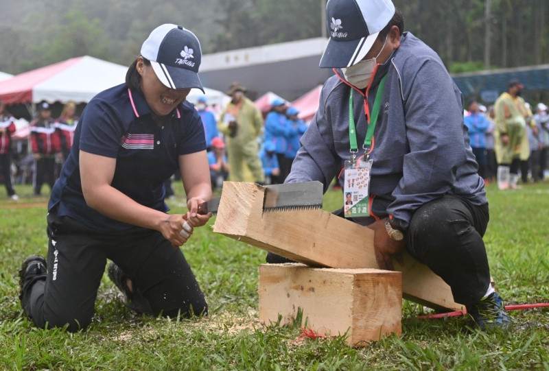 鋸木接力 結合原住民傳統技能和團隊精神
