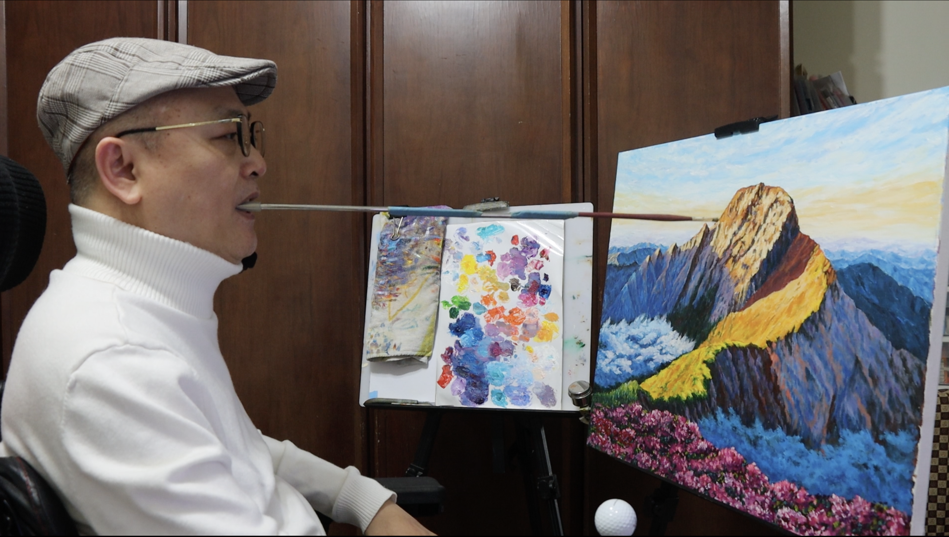 車禍四肢癱瘓 咬筆畫出玉山壯景