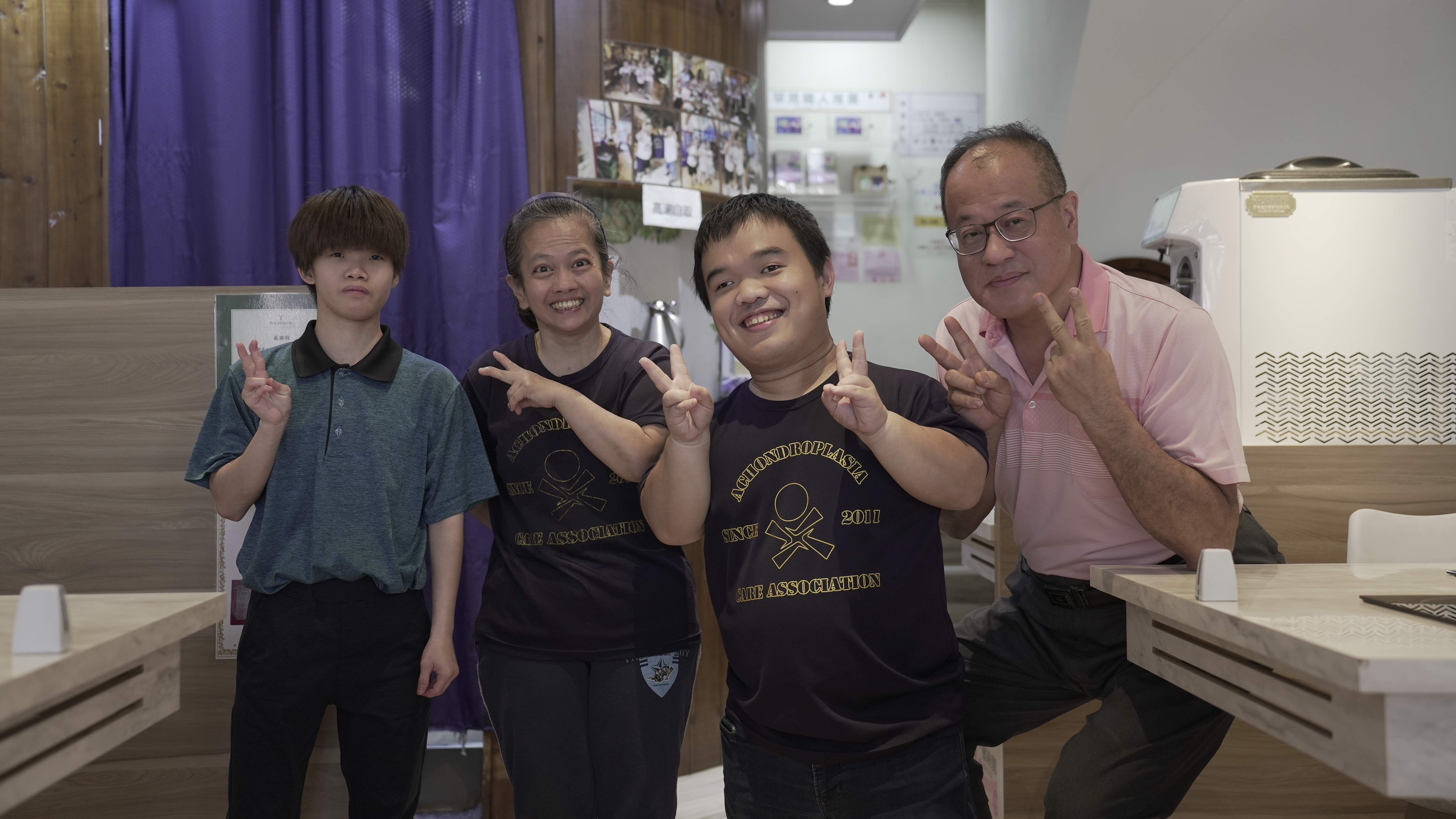 侏儒症患者開火鍋店 餐具迷你服務迷人