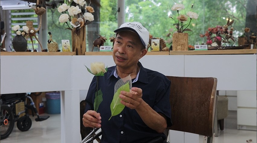 李永謨把樹皮樹葉 做成藝術品