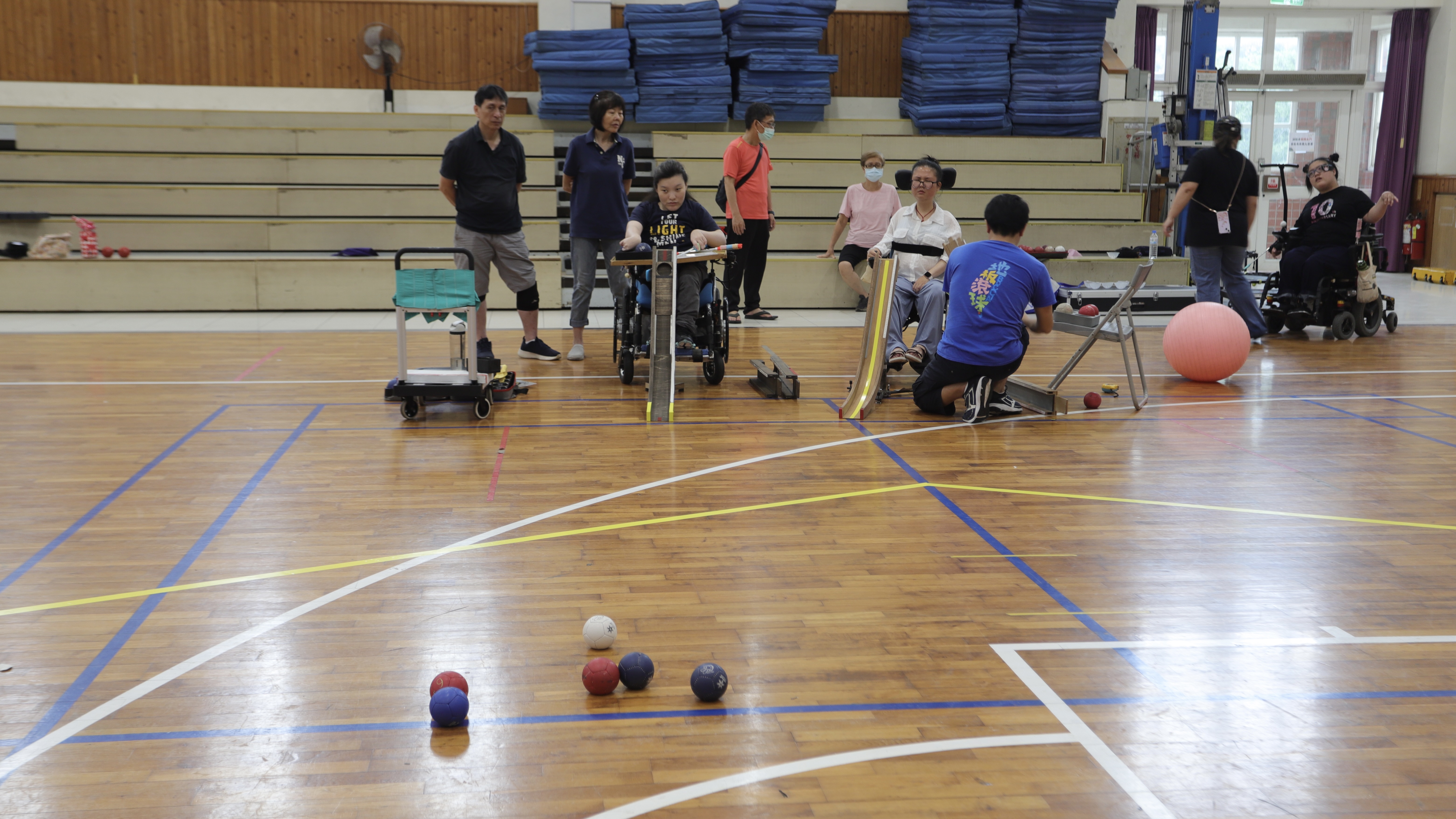 地板滾球滾破障礙 腦麻脊椎損傷都能玩