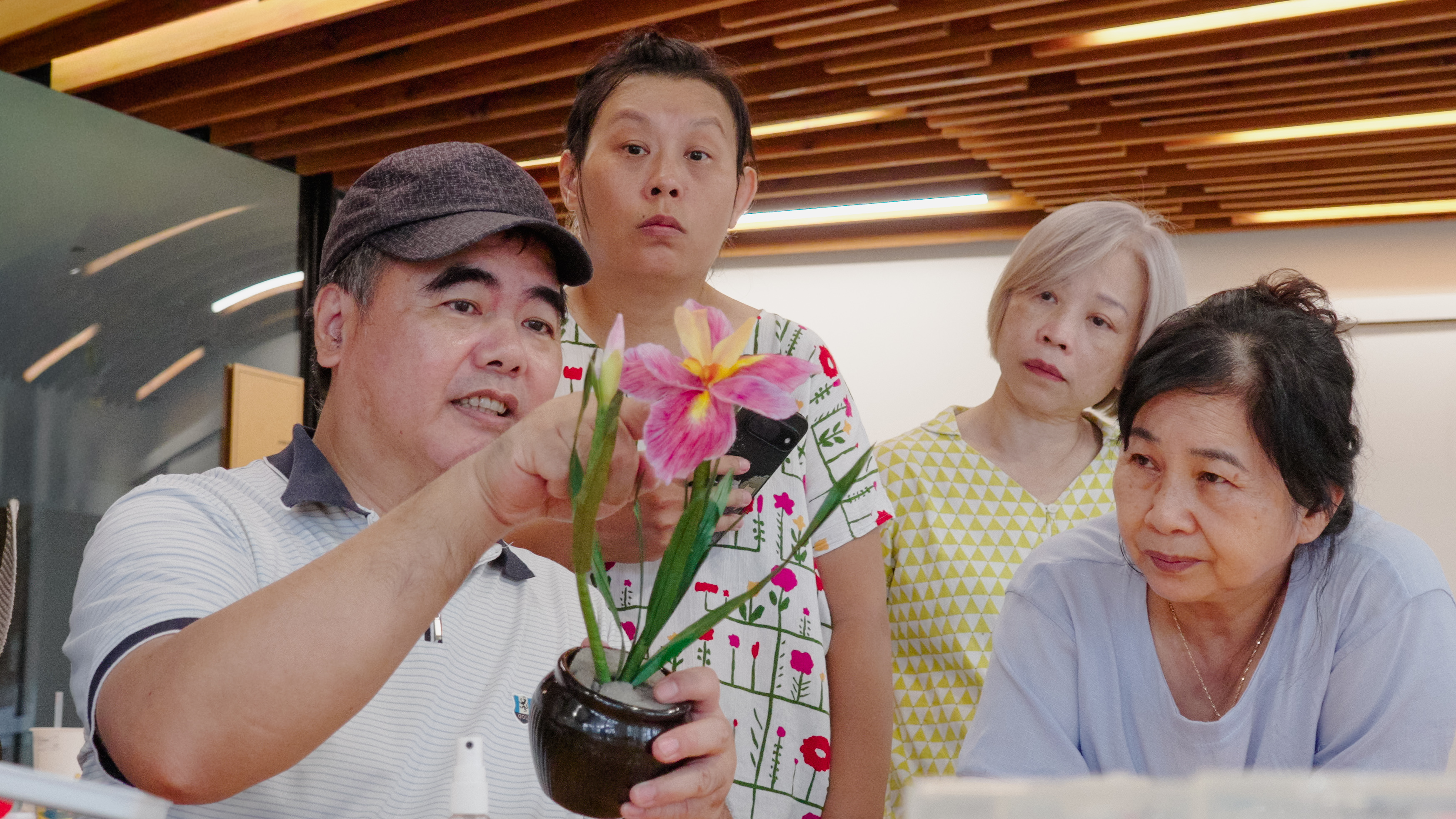 非紙之紙做牡丹 陳建華以蓪草工藝躍上國際
