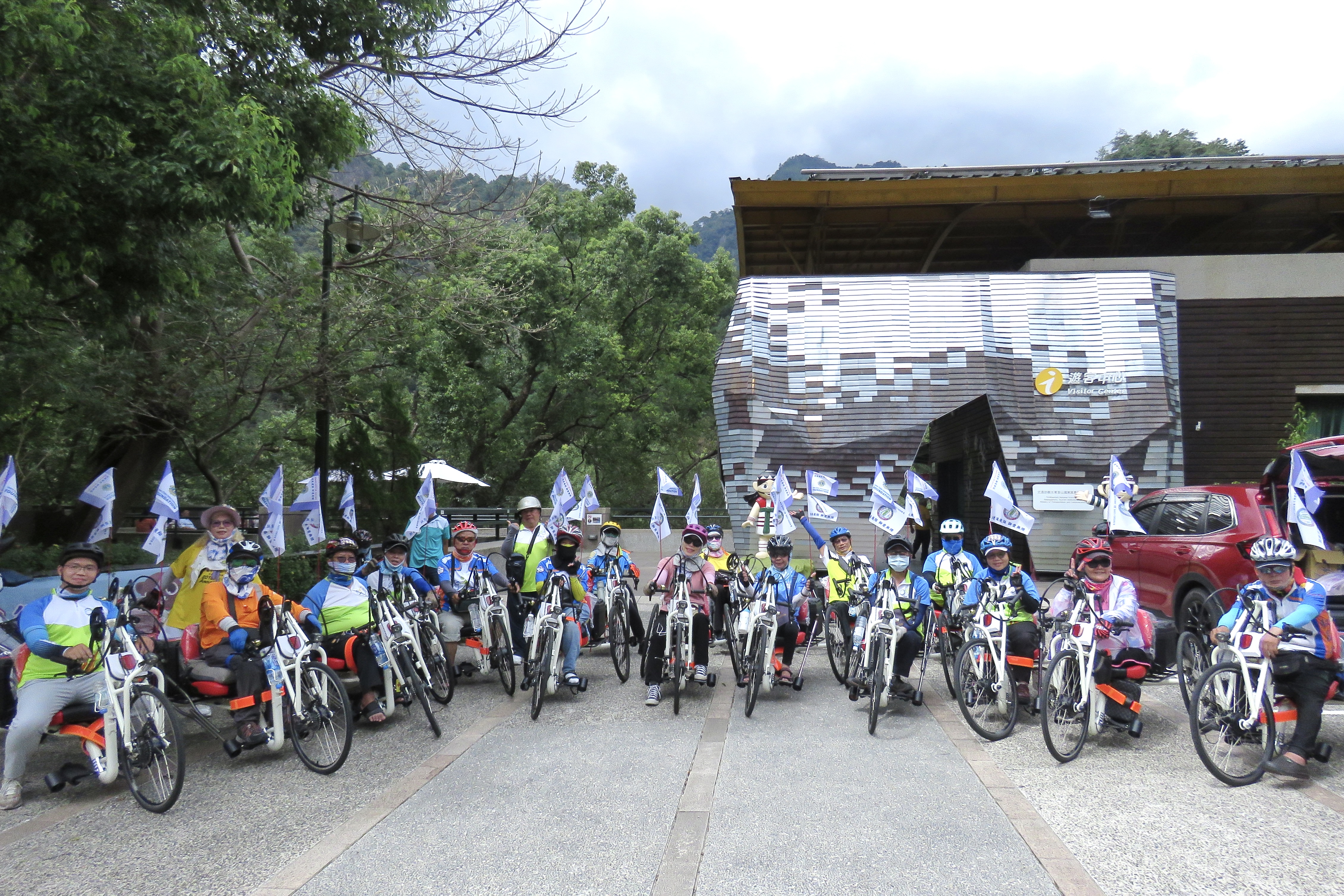 手搖車環台 身障者用雙手騎出希望