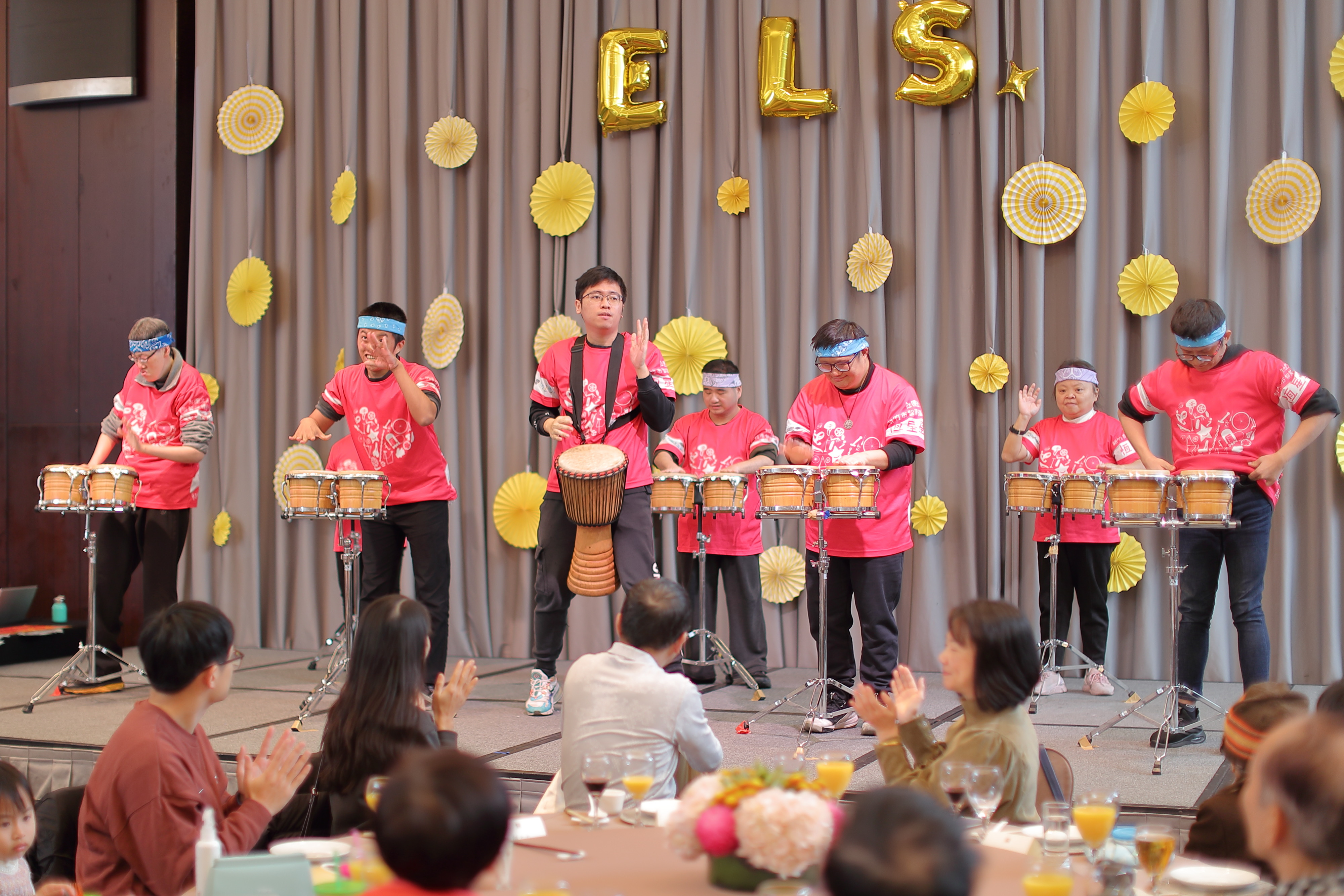 熱情是最好節奏 慢飛天使登台打鼓打出自信