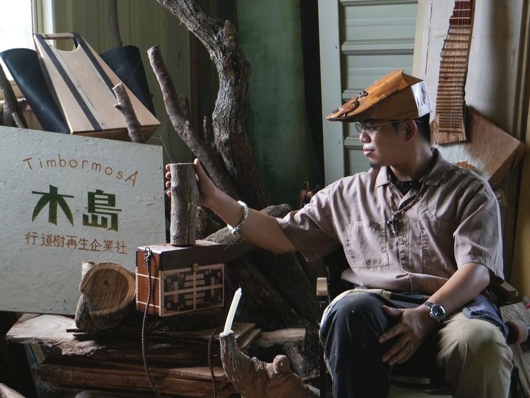 讓行道樹再活一次 張嘉哲回收殘枝雕刻新生命