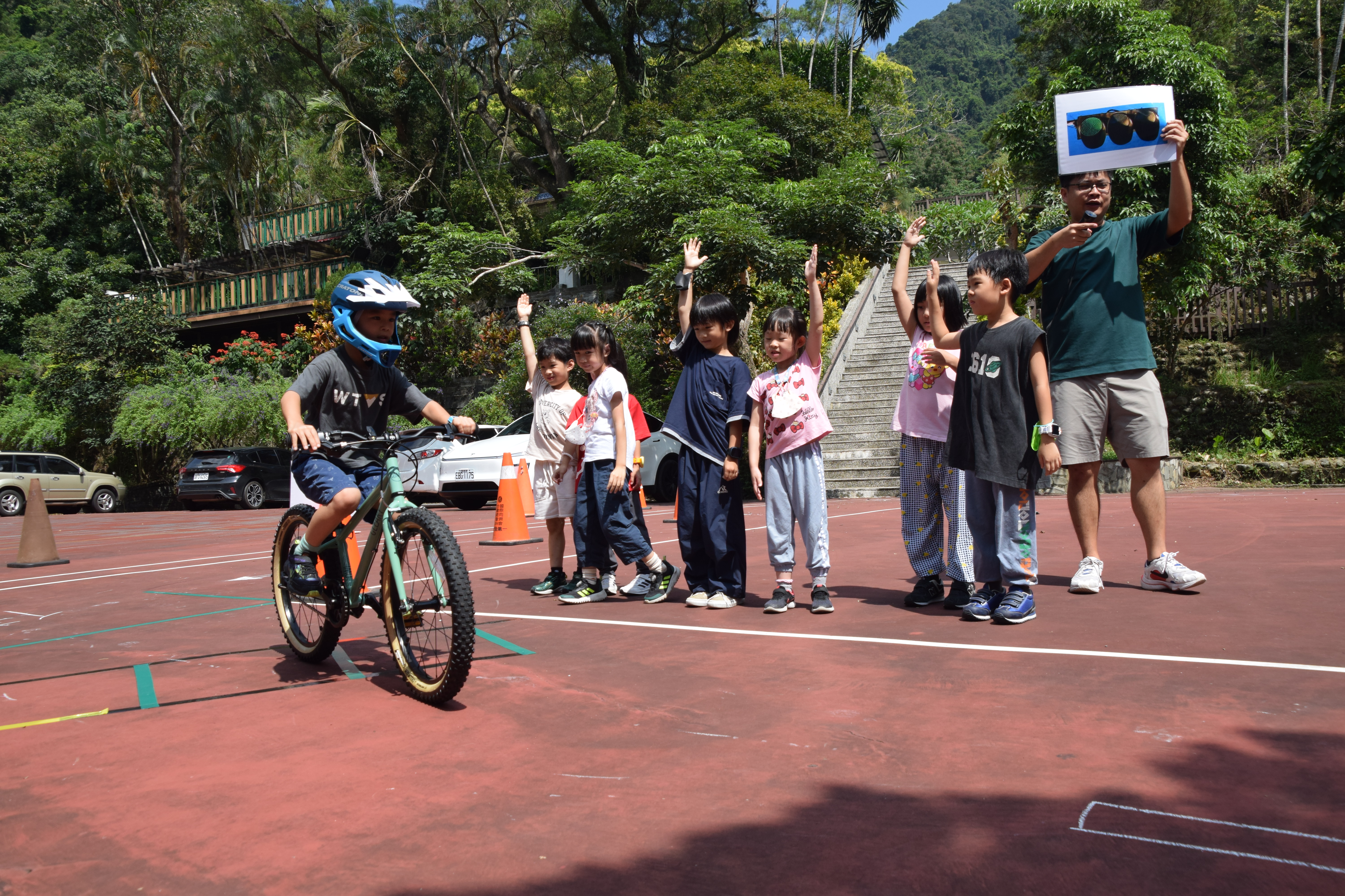 插角國小推單車考照 七關路考護平安