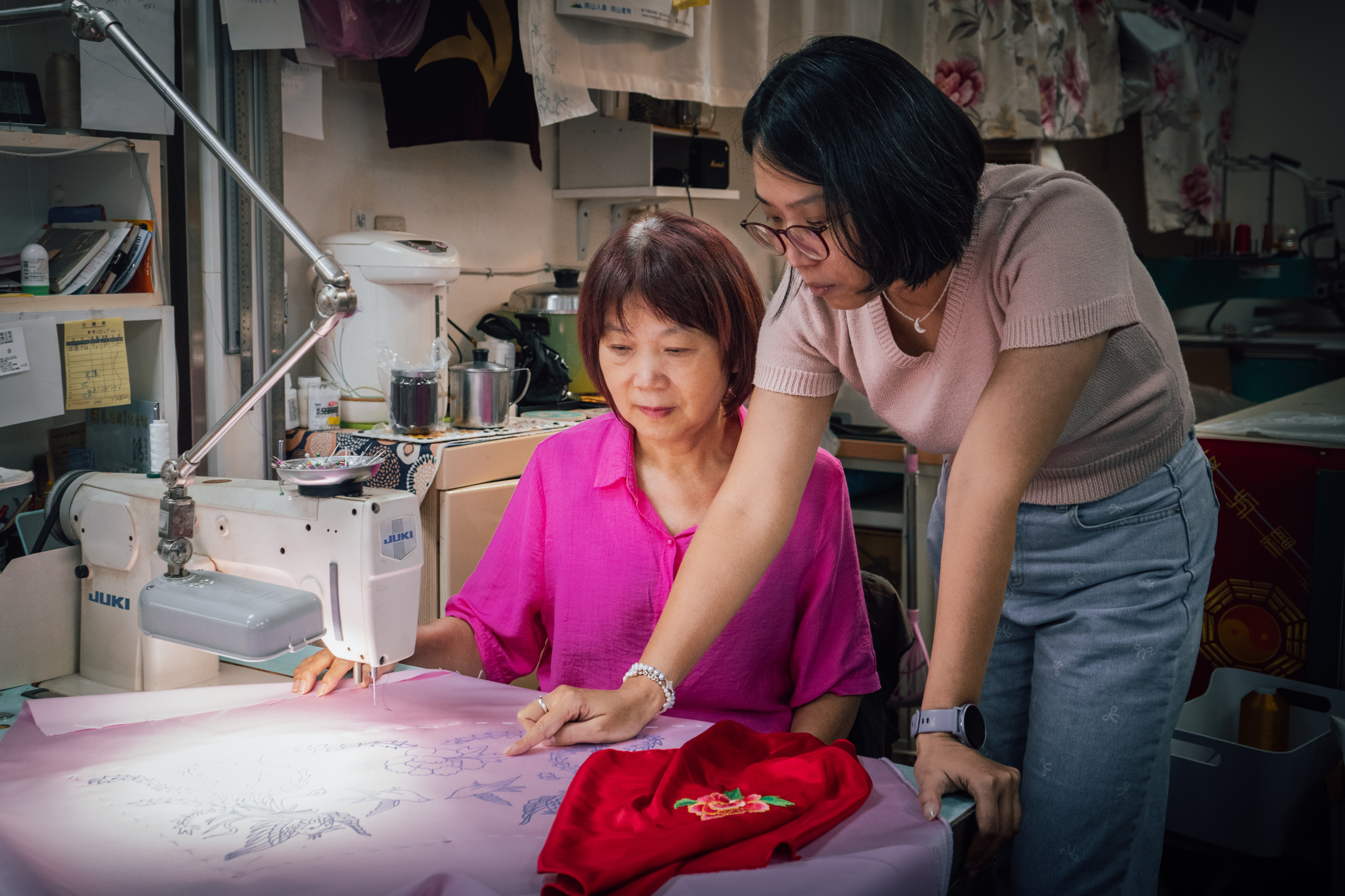 手繡神龍電繡Logo 張采英母女刺繡協奏曲