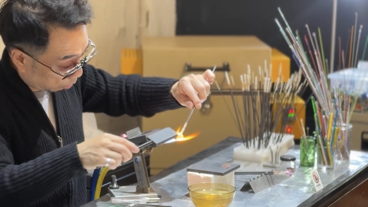 烈火燒製台北城 梁志偉堅守純手工琉璃