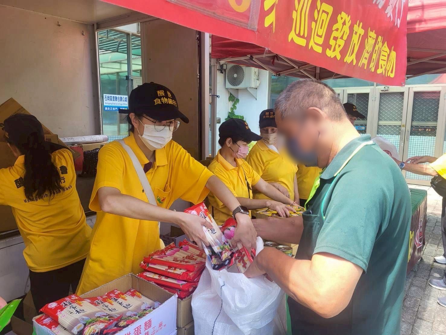 惜食送暖邊緣戶 醒世食物銀行巡迴發放物資