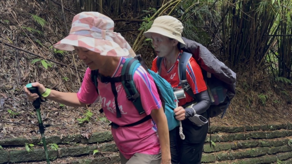 視障跑者改爬山 吳佳樺握拉繩登玉山